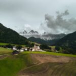 Weekend w Apeninach z Bolonii: łatwo dostępne szlaki, punkty widokowe i górskie miasteczka w okolicy Malownicze górskie miasteczko we włoskich Apeninach na tle szczytów