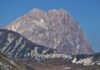Campo Imperatore i trekking na Corno Grande: jak zaplanować wycieczkę przez „Mały Tybet Włoch”? Corno Grande w Apeninach i surowy włoski krajobraz górski