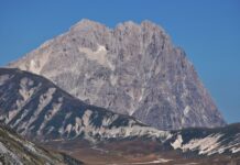 Campo Imperatore i trekking na Corno Grande: jak zaplanować wycieczkę przez „Mały Tybet Włoch”? Corno Grande w Apeninach i surowy włoski krajobraz górski