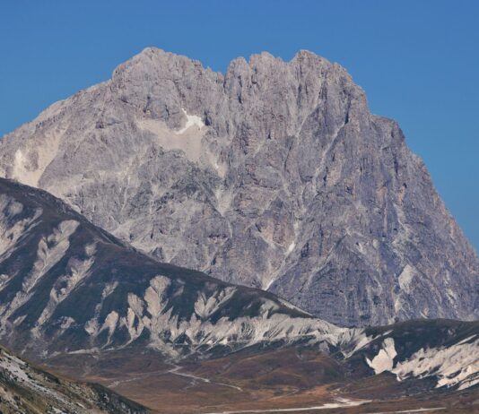 Campo Imperatore i trekking na Corno Grande: jak zaplanować wycieczkę przez „Mały Tybet Włoch”? Corno Grande w Apeninach i surowy włoski krajobraz górski
