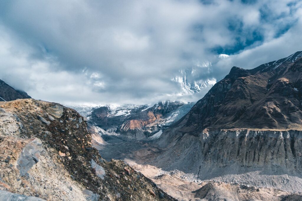 Trekking w Nepalu w październiku czy w kwietniu? Różnice w widoczności, pogodzie i temperaturach